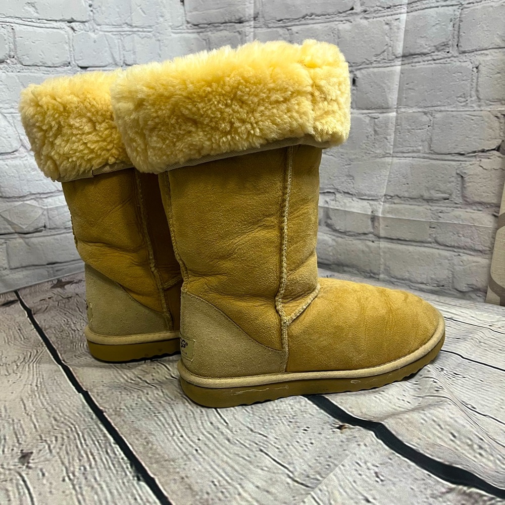 UGG AUSTRALIA- classic tall women’s 8- shearing style- awesome